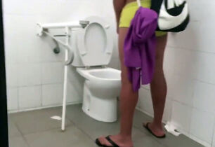 girl pee toilet